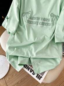 Camiseta de mujer de cuello redondo, hombros caídos, de largo medio, con estampado digital a rayas, de estilo minimalista y moderno, como regalo para amigos - verde menta - Ver 3