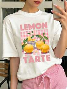 Camiseta de mujerCamiseta de mujer de manga corta en color blanco, con estampado de tarta de limón sobre fondo de cuadros rosados, combinada con limones frescos y cuenco de cerámica, paleta en tonos rosa y amarillo que aporta un estilo dulce y fresco, inspiración francesa relajada, diseño de transferencia térmica, prenda superior de estilo casual.Cómoda y ligera - Blanco - Ver 6