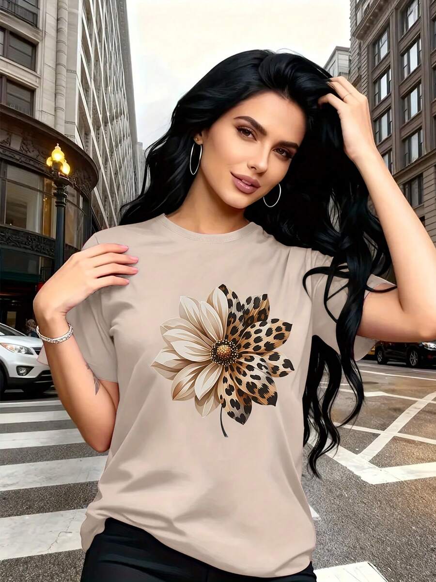 The Floral Pattern With Leopard Print Elements Is And Stylish. This Simple Women's Short-Sleeved, Crew-Neck T-Shirt Is Casual And Versatile, Suitable For Leisure, Travel, Vacations, And Other Activities. 100% Cotton. - 杏色 - 查看 1