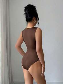 Nuevo body ajustado de mujer de tela elástica de punto con hombros oblicuos sin mangas, casual y elegante, versátil para otoño/invierno - Marrón - Ver 2