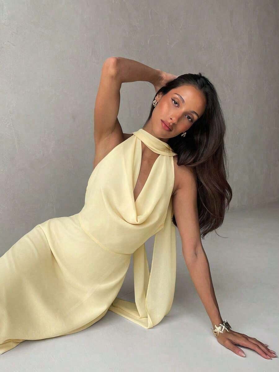 Vestido de mujer con cuello drapeado, línea A y espalda descubierta en color amarillo fluido - Amarillo - Ver 1