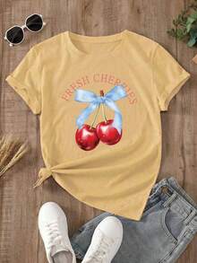 Oversized White T-Shirt With Cherries And A Blue Bow, Ideal For Casual Summer Outfits. Loose-Fitting Youth T-Shirt With A "Fresh Cherries" Cherry Design, A Flirty Style To Combine With Jeans Or Shorts. Summer T-Shirt With A Cherry Graphic And Text, A Feminine And Flattering Style. - YH433-黃色 - 查看 2