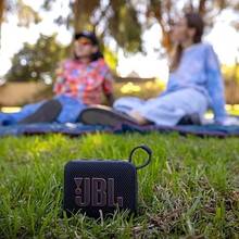 JBL GO4 便携式蓝牙音箱，防水户外音箱，适合露营、徒步、骑行、居家、浴室等场合，蓝牙音质强劲，JBL GO3 - 查看 3