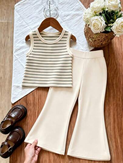 Top sin mangas de punto a rayas combinado con pantalones anchos de cintura alta color albaricoque, conjunto de ropa para niñas. La combinación de la parte superior a rayas y la Bottom sólida ofrece un aspecto fresco y casual adecuado para el uso diario y de ocio en primavera/verano. Ligero, cómodo y alargador, con un ambiente suave y relajado.
