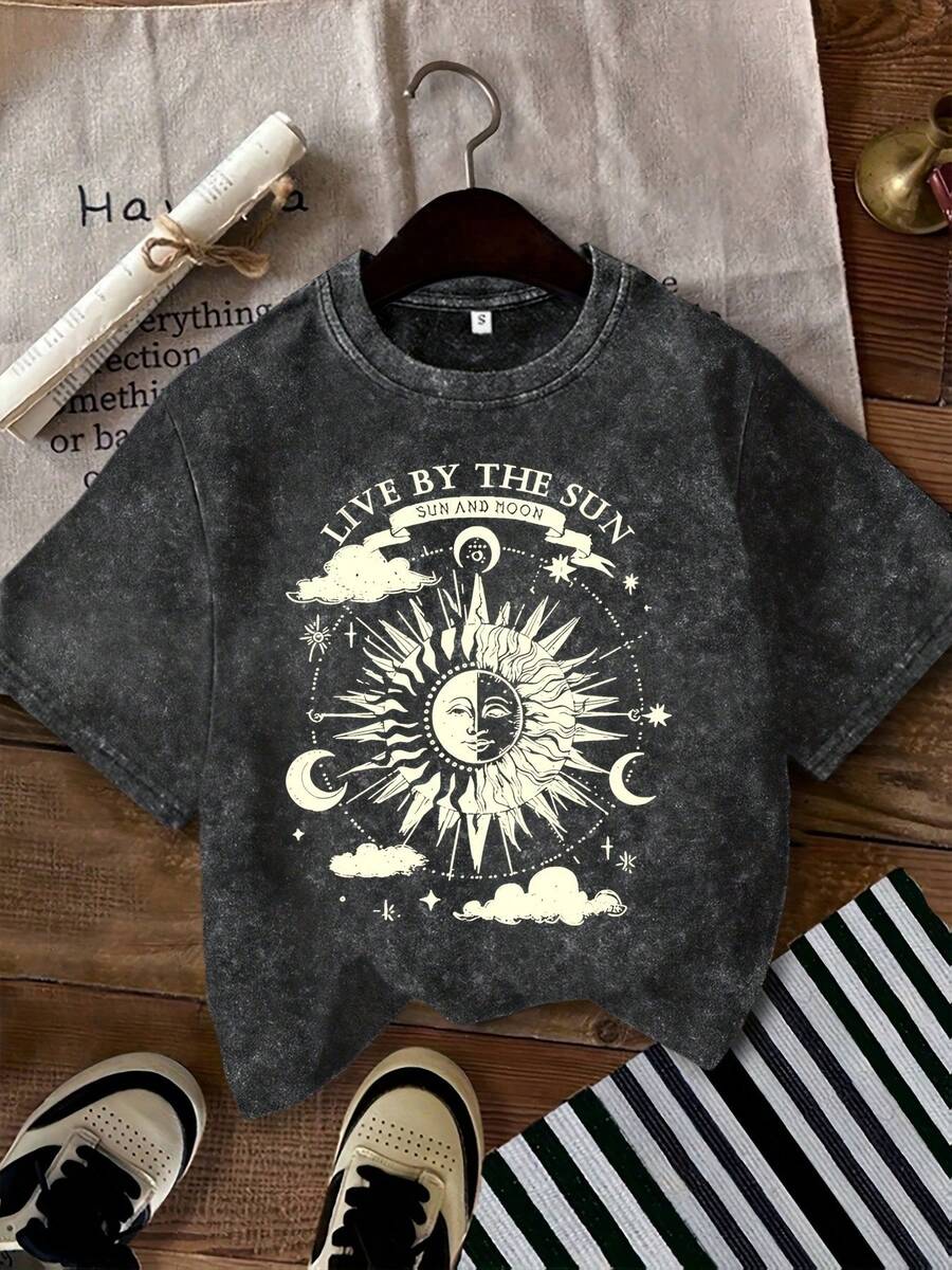 Washed Cotton - Vintage Wash Short Sleeve T-Shirt - Starry Sky And Sun-Moon Print Combined With The Slogan "Sun And Moon As Companions", Soft Round Neck, Summer Casual Wear, Machine Washable, Suitable For Daily And Outdoor Use. - 黑色 - 查看 1