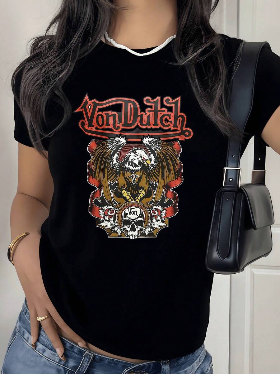 Águila majestuosa extendiendo sus alas sobre un cráneo enmarcado por cintas rojas y doradas simbolizando fuerza renacimiento y libertad camiseta de mujer moderna casual cómoda para uso diario - Negro - Ver 1