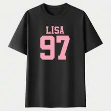 Camiseta Gráfica Lisa   para Mujer - Negro con Estampado Rosa "Lisa 97" - Diseño Deportivo de la Integrante de  - Top Cómodo de Cuello Redondo para Eventos de  y Looks Diarios - Camiseta Casual de Algodón Puro Lavable a Máquina, Tela Suave Premium, Tallas Completas S a XXL - Negro - Ver 3