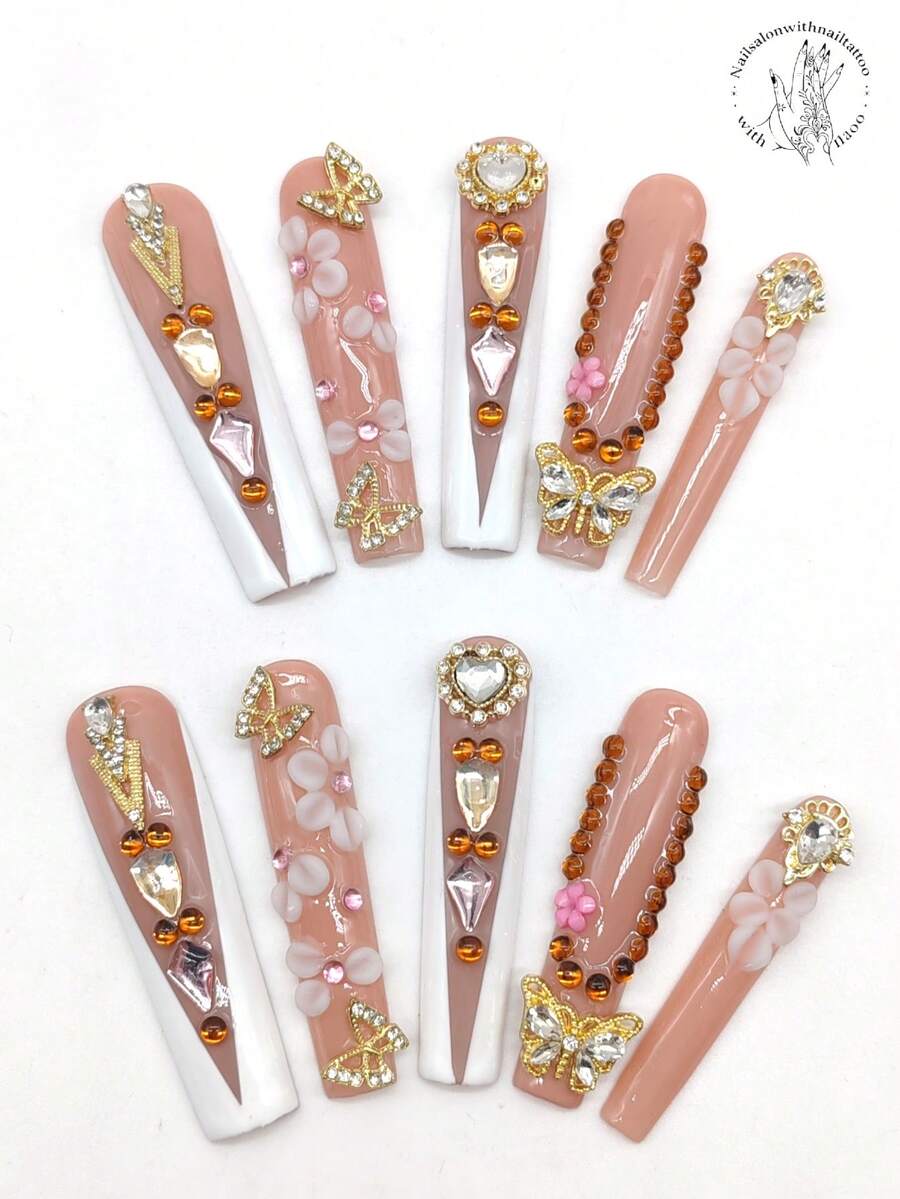 10片手工美甲贴片，55毫米超长方形，裸色，白色深V形，3D白色花朵浮雕，金色蝴蝶，金色钻石装饰，水钻装饰，3D粉色花朵，水钻项链设计。可爱美甲配件，个性化美甲装饰。适合日常休闲、度假、派对、演出等各种场合。 - 彩色 - 查看 1