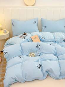 Bộ 3 món ga trải giường thêu nơ AB, màu trơn, họa tiết dễ thương, chất liệu 100% polyester. Bộ gồm: 1 ga trải giường có 4 dây buộc góc và khóa kéo + 2 vỏ gối (không kèm ruột gối). Thích hợp cho đám cưới/phòng ngủ/ký túc xá (nam/nữ)/du lịch. - Màu xanh nhạt - Xem 9