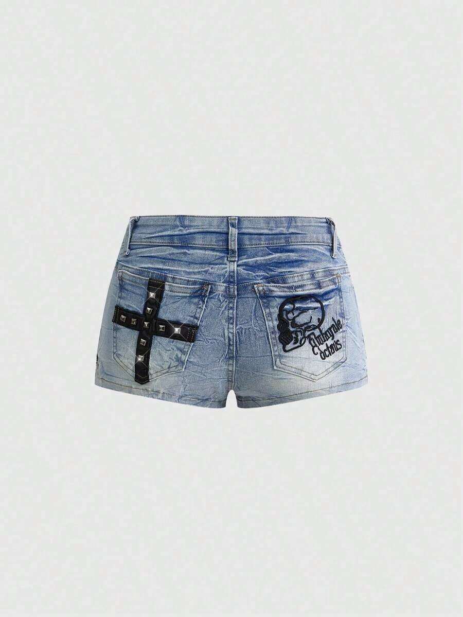 Grunge Punk Shorts vaqueros de tiro súper bajo para mujer con bordado de calavera y decoración de remaches, estilo Y2K Baddie - Celeste - Ver 1