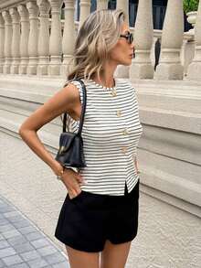 Elegante y versátil top de punto a rayas, apropiado para ir a la oficina, salir de fiesta o uso casual.Cuello redondo, sin mangas, con decoración de botones metálicos. - Blanco - Ver 7
