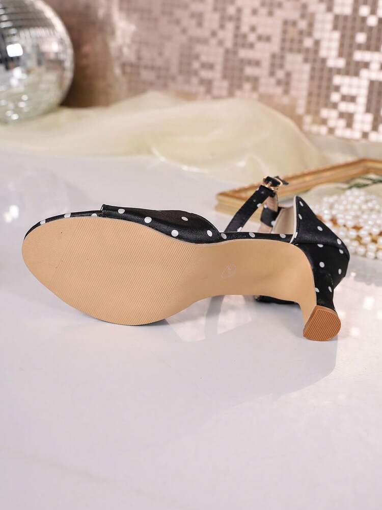 Sandal đế thô hở mũi chấm bi kiểu retro bằng satin, thiết kế một quai có khóa cài, phù hợp cho mặc hàng ngày, hẹn hò, dự tiệc và du lịch. - màu đen - Xem 4