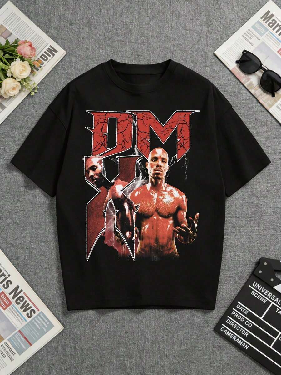 Svart T-shirt, tydligt tryckt med "DMX"-designen, är perfekt för avslappnade tillfällen eller träningspass. Festivalkläder för kvinnor, t-shirt, sommarkläder för vardagsbruk, festkläder, vardagskläder, perfekt för fester och familjesemester. - Svart - Visa 1
