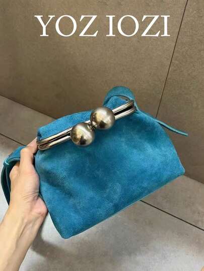 Túi đeo chéo hộp khóa cài kiểu Hàn Quốc độc đáo, chất liệu nhung mờ, thích hợp cho đi làm, đi chơi, mua sắm hàng ngày. Túi đeo vai kiểu Hàn Quốc mới với khóa cài dành cho nữ.