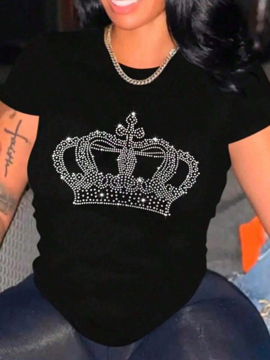 Camiseta de manga corta para mujer, talla grande, informal, con estampado gráfico de "Birthday Queen" - Diseño de letras doradas y patrón de labios, camiseta elástica de cuello redondo para cumpleaños y celebraciones, camiseta de cumpleaños, ropa de celebración, atuendo festivo, tela de elasticidad media, 100% algodón. - Negro - Ver 1