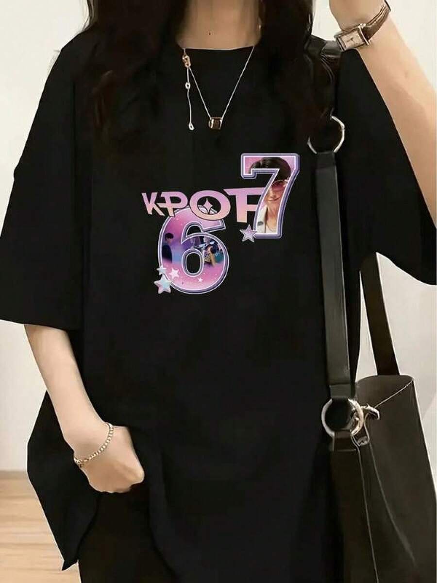 Blusas para Mujer: Camiseta de K-POP con temática de fans, con marcos de fotos de los icónicos números 6 y 7 y texto de K-POP - Atuendo dulce y genial de la cultura pop coreana, camiseta de primavera/verano de corte holgado informal, adecuada para fans de K-POP (fotos icónicas de grupos y solistas). Ideal para salidas informales, vacaciones / Lavable a máquina, no apta para limpieza en seco. ,Versatile 127% Cotton Casual Top, Breathable Loose Short Sleeve Design For Teen Girls Women, Perfect For Daily Leisure Street Style Campus Daily Holiday Shopping Dating Small Group Gatheringropa ropa de mujer basicos mujer tops de mujer ofertas ropa deportiva de mujer playeras para hombre playeras de mujer y23k mujer - Negro - Ver 1