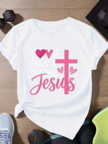 Camiseta de mujerCamiseta de Algodón Blanca para Mujer con Estampado "El Amor Tiene un Nombre Jesús" y Diseño de Cruz - Cuello Redondo Holgado Manga Corta para Uso Casual en Verano, Ropa Cristiana Transpirable, Camisas Cómodas para Damas, Ajuste ConfortableCómoda y ligera - Blanco - Ver 1