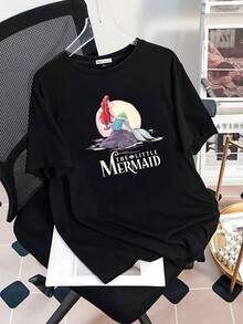 The  Sitting On A Rock Gazing At The Horizon Under The Moonlight Symbolizes Freedom, Hope, And A Connection To The Sea. A Comfortable And Soft Women's T-Shirt, Ideal For Everyday Wear And Casual Occasions. - 黑色 - 查看 3