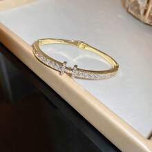 Abotoaduras Minimalistas em Ouro com Zircônia Completa em Formato Duplo de T, Joia Elegante de Declaração Diária para Mulheres - Dourado - Visão 6