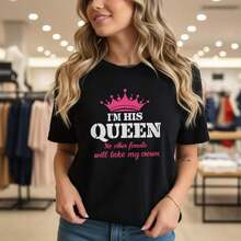 Camiseta de algodón vintage para mujer con estampado gráfico "Soy su reina", manga corta, cuello redondo, estilo casual, disponible en varias tallas, camiseta negra con diseño de corona rosa, perfecta para parejas, uso diario, camiseta llamativa, tela de algodón suave y cómoda, regalo ideal para ella, moderna y elegante. - Negro - Ver 7