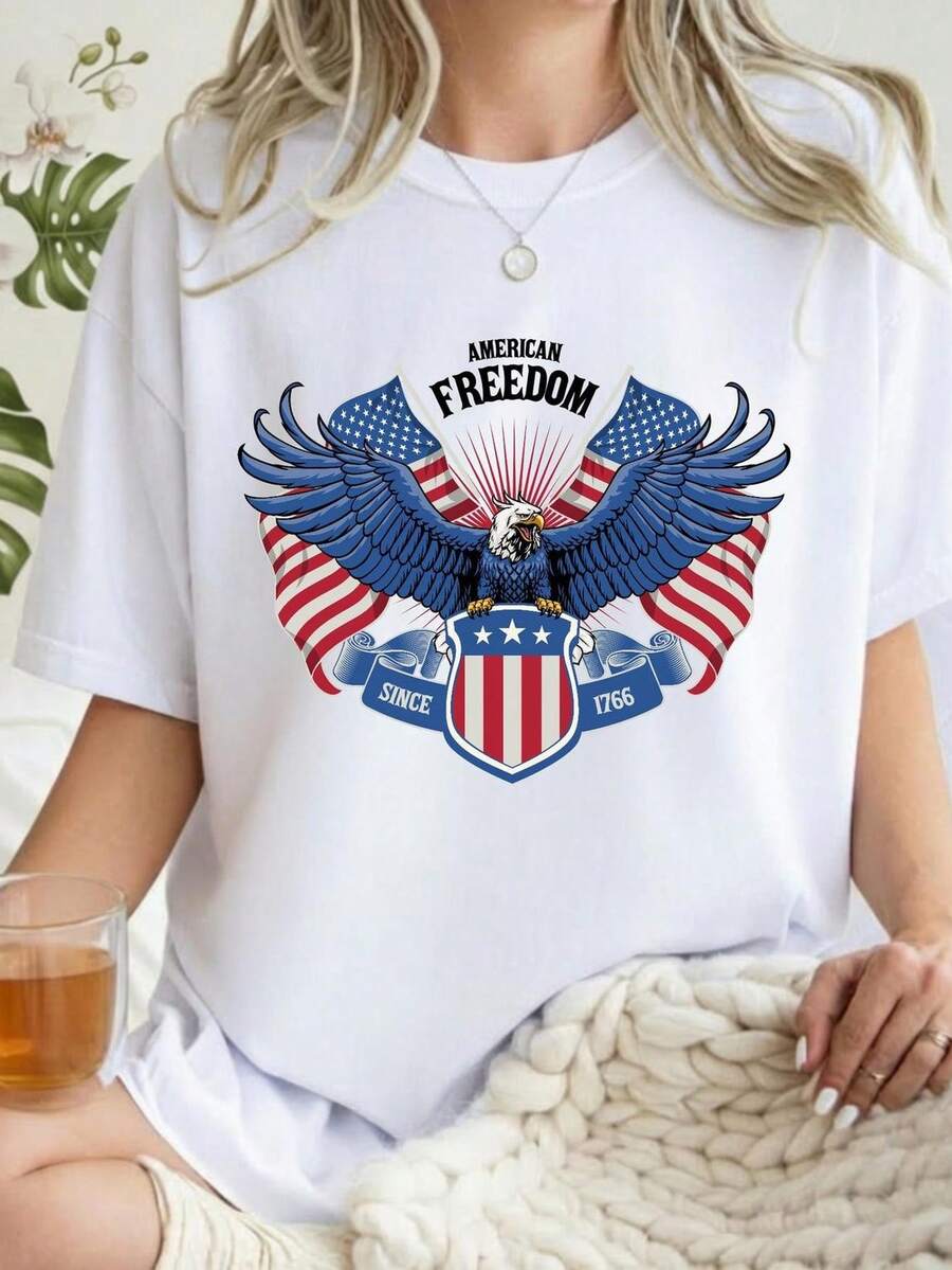 Camiseta con escudo de águila calva americana y gráfico patriótico de la bandera de EE. UU. de 220 g. Camiseta unisex de algodón puro. Peso ideal para todas las estaciones, apta tanto para hombres como para mujeres. Tejido duradero de alta calidad, suave al tacto y de larga duración. Camiseta transpirable. Adecuada para la primavera y el verano, vacaciones, Día de la Madre y Día de la Independencia. - Blanco - Ver 1