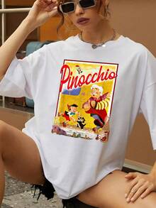 Colorful Illustration Showing A Cheerful Wooden Doll With Its Creator And Cat In A Nostalgic Scene Evoking The Innocence And Magic Of Classic Fairy Tales. Comfortable Casual Women's T-Shirt For Everyday Wear. - 白色 - 查看 6