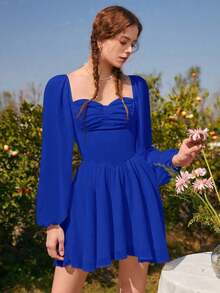 Vestido corto de manga larga con cuello de corazón, manga farol y busto fruncido en blanco - azul real - Ver 6