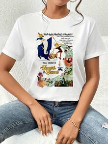 Ilustración mágica con un mago usando sus poderes para transformar la realidad entre criaturas fantásticas y un joven héroe con una espada legendaria llena de energía épica camiseta de mujer  cómoda y suave para uso diario - Blanco - Ver 1
