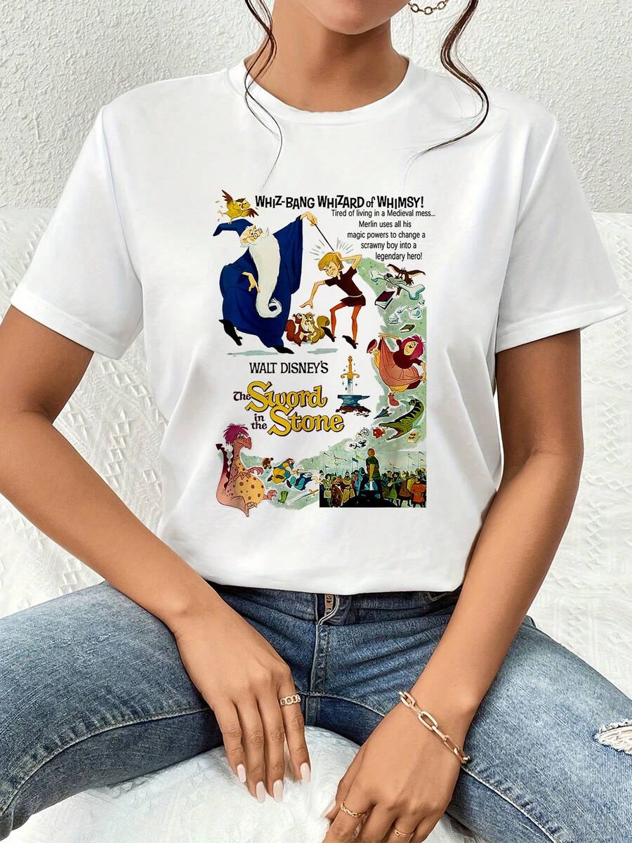 Ilustración mágica con un mago usando sus poderes para transformar la realidad entre criaturas fantásticas y un joven héroe con una espada legendaria llena de energía épica camiseta de mujer cómoda y suave para uso diario - Blanco - Ver 1