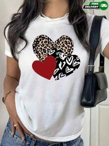 Camiseta de manga corta para mujer con cuello redondo, corte ajustado, con estampado de corazones superpuestos, uno con estampado de leopardo, uno con patrón de corazones blancos y uno liso rojo, apta para uso diario, salidas casuales, fines de semana, citas informales y reuniones con amigas, fabricada en poliéster, de estilo casual femenino moderno, ideal para usar en primavera y verano. Envío nacional dentro del país. - Blanco - Ver 2