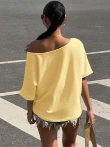 Camiseta de manga corta holgada con estampado todo sobre hombros descubiertos de estilo minimalista casual para mujer, estampado a rayas retro americano, camiseta de hombros abiertos, ropa urbana para mujer - amarillo ganso - Ver 2