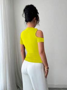 Camiseta de moda de manga corta para mujer de unicolor con recortes calados y decoración metálica - Amarillo - Ver 2
