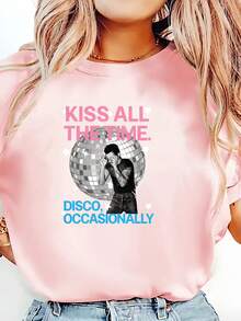 La icónica pose de Vintage cubriéndose los ojos o tapándose la cara, combinada con sus tatuajes y atuendo informal, es un momento clásico que los fans pueden reconocer al instante. Esta camiseta estampada es un artículo de moda imprescindible para las mujeres, con un cuello redondo informal y mangas cortas, hecha de una suave mezcla de poliéster, de corte holgado, perfecta para la primavera y el verano. - Negro - Ver 9