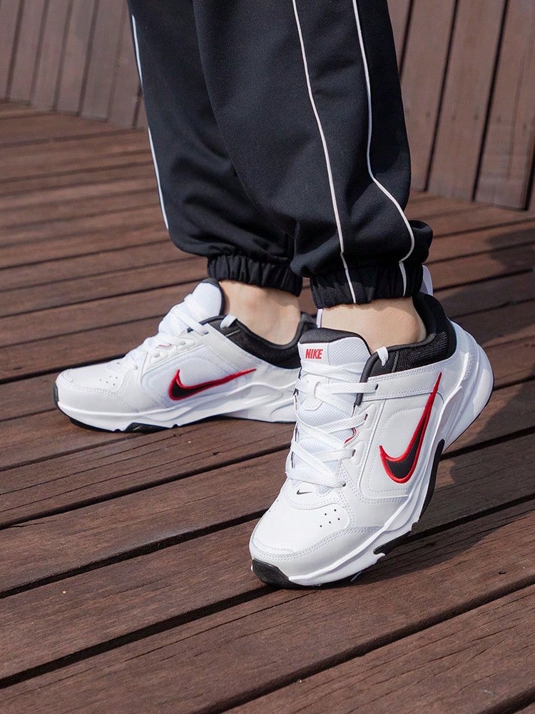 Giày chạy bộ Nike Defy All Day bằng da, nhẹ và thoải mái, kiểu dáng cổ thấp, thích hợp cho việc đi lại trong thành phố, dành cho cả nam và nữ, màu trắng, đen và đỏ. - Trắng đen đỏ - Xem 1