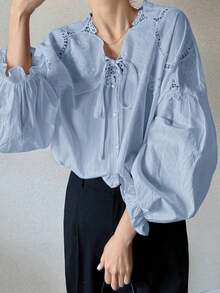 Blusa urbana de verano de alta calidad con cuello asimétrico bordado, diseño de corbata de lazo, mangas abullonadas y corte holgado para mujer - Azul - Ver 2