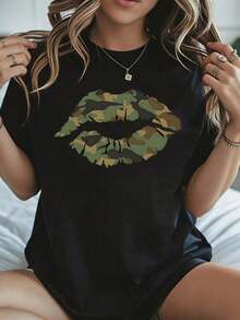 Camiseta con Estampado de Labios Camuflados para Mujer, Ropa Casual de Verano, Top Blanco de Talla Grande para Atuendos Diarios y Look Vacacional - Negro - Ver 1