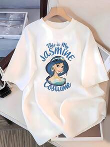 Ilustración inspirada en un personaje de cuento con cabello azul y joyas doradas que transmite elegancia y fantasía camiseta de mujer  cómoda para uso diario y perfecta para expresar estilo y personalidad - Blanco - Ver 3