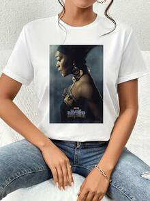 The Image Shows A Figure Enveloped In A Mystical Atmosphere With An Air Of Strength And Elegance, Highlighting A Powerful Posture That Symbolizes Determination And Cultural Pride. A Comfortable, Breathable Women's T-Shirt, Ideal For Casual Or Urban Wear. - 白色 - 查看 6
