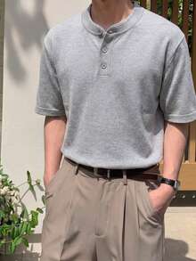 1件男士華夫格針織亨利領短袖 Polo T恤，柔軟親膚紋理休閒上衣，商務休閒百搭風格，適合日常通勤 - 灰色 - 查看 9