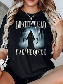 Figura sombría con capucha sosteniendo dos guada?as en un paisaje oscuro que refleja fortaleza y resiliencia camiseta de mujer 100% algodón 220g - Negro - Ver 2