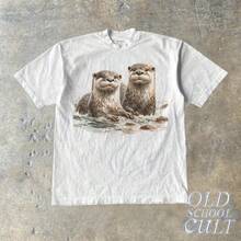 Camiseta Vintage de los 90 con Lontras de Dos Ríos, Estilo Retro de los Noventa, Ropa de Vida Silvestre, Camiseta Bonita Unisex Boho, para Amantes de las Lontras, Camiseta Bonita Y2k - Blanco - Ver 2