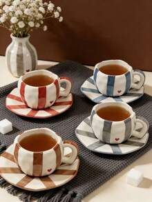 1 Set Taza de Café y Plato de Cerámica con Borde Ondulado y Rayas en Forma de Corazón de 300ml, Hecho de Cerámica de Alta Calidad sin Plomo, Taza con Asa Resistente al Calor, Apto para Lavavajillas. Perfecto para Disfrutar de Varias Bebidas, Se Puede Usar como Taza de Jugo, Taza de Avena, Taza de Café, Etc., También Adecuado como Set de Regalo o Útiles Escolares. También Se Puede Usar como Regalo de Inauguración de Casa, Regalo de Boda - Multicolor - Ver 3