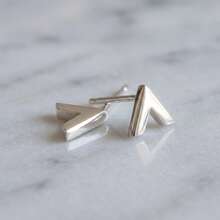 1 Đôi bông tai đinh tán hình chữ V bằng bạc Sterling S925, kiểu dáng tối giản hình mũi tên, không gây dị ứng. - bông tai hình chữ V - Xem 4