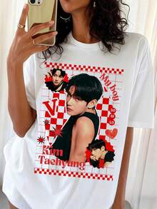 Kim Taehyungs rödrutiga t-shirt med grafik, BTSS-inspirerad fan-t-shirt - Vitt - Visa 6
