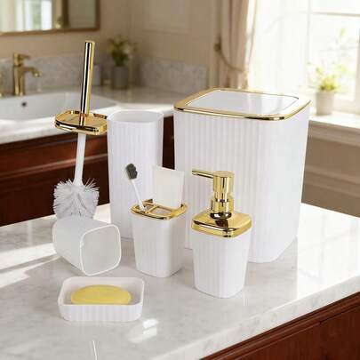 6 pièces Set d'accessoires de salle de bain, comprenant un flacon de lotion, un porte-brosse à dents, un gobelet, un porte-savon, une brosse et un support de toilette, une poubelle. Convient pour les cadeaux d'anniversaire, de fête, de pendaison de crémaillère, de Noël. Disponible en noir et blanc