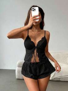 El traje de encaje negro de la señora es tanto romántico como sexy.Es adecuado para fiestas y también se puede usar para combinaciones de ropa de temporada.Combina materiales de punto y encaje y tiene un lazo en la cintura.Este es un conjunto de - Negro - Ver 3