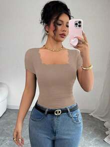 Nueva camiseta de mujer de manga corta con cuello cuadrado, dobladillo ondulado negro y fruncido lateral, versátil para el verano - Caqui - Ver 8