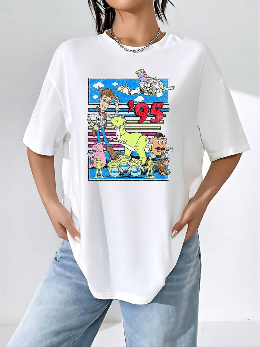 Nostalgic Graphic Showing A Group Of Smiling Cartoon Toys Celebrating Friendship And Adventure With Vibrant 90s Colors. Comfortable And Soft Women's T-Shirt Ideal For A Casual And Fun Look. - 白色 - 查看 1