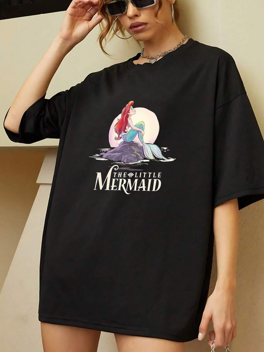 Ilustración de una sirena pelirroja sentada sobre una roca iluminada por la luna que simboliza libertad, sueños y conexión con el mar creando una sensación mágica y elegante camiseta de mujer casual cómoda y perfecta para verano - Negro - Ver 1