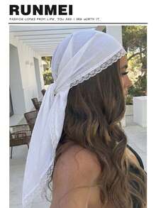Pañuelo cuadrado de mujer elegante de unicolor con ribete de encaje, multifuncional como chal y accesorio para el cabello, adecuado para usar en mezquitas - Blanco - Ver 2